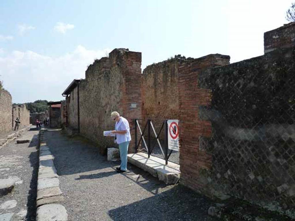 Vicolo della Regina, south side, May 2010. Looking east.