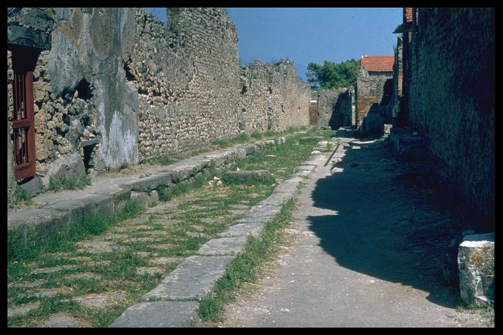 Vicolo della Regina. Looking east from VIII.3.17, on left.
Photographed 1970-79 by Günther Einhorn, picture courtesy of his son Ralf Einhorn.
