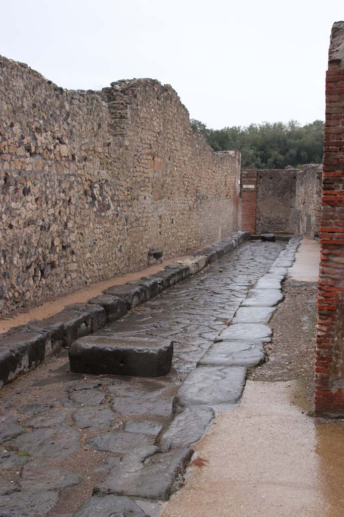 Vicolo della Regina, Pompeii. October 2020. 
Looking east from near VIII.2.23. Photo courtesy of Klaus Heese.

