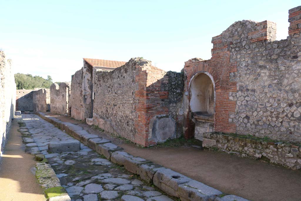 Vicolo della Regina, south side, Pompeii. December 2018. Looking east. Photo courtesy of Aude Durand.