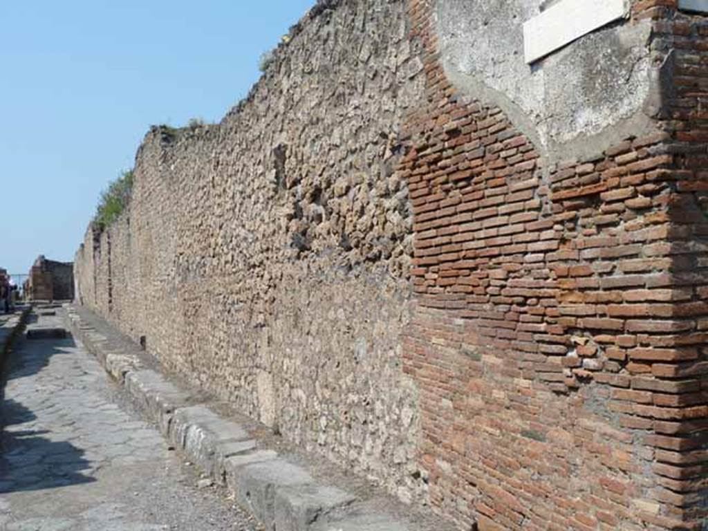 Vicolo della Regina, north side, May 2010. Looking west along VIII.3.