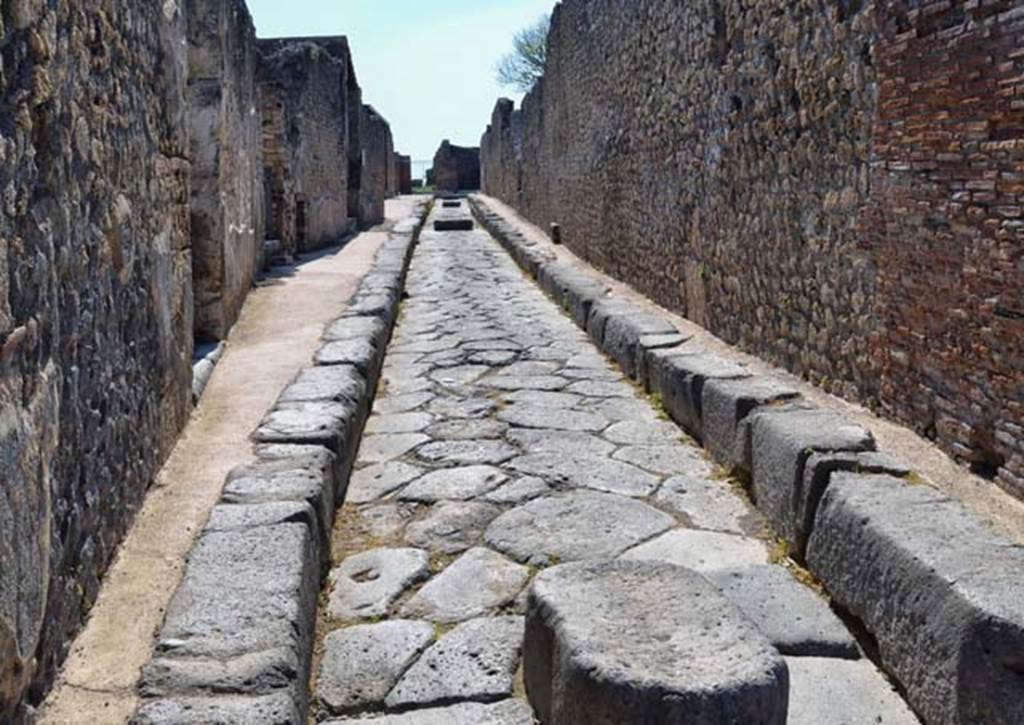 Vicolo della Regina, April 2018. Looking west between VIII.2 and VIII.3. Photo courtesy of Ian Lycett-King. 
Use is subject to Creative Commons Attribution-NonCommercial License v.4 International.
