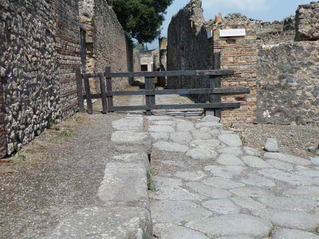 Vicolo della Regina. May 2010. Looking north to junction with Vicolo dei Dodici Dei, between VIII.3 and VIII.6.