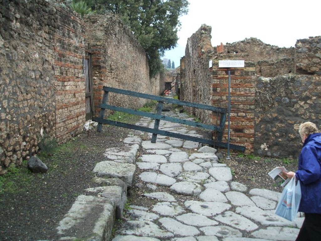 Vicolo della Regina. Looking north at junction with Vicolo dei Dodici Dei, between VIII.3 and VIII.6. December 2004.