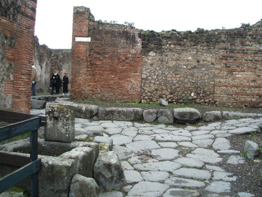 Vicolo della Regina (on left). Looking west to junction with Vicolo dei Dodici Dei (on right), from near VIII.2.29. December 2004.
