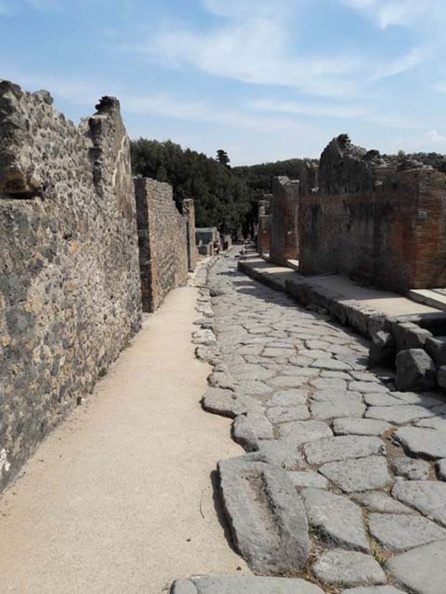 Vicolo della Regina, April 2017. 
Looking east from junction with Vicolo dei Dodici Dei. 
Photo courtesy of Dr Paul J. Turner.
