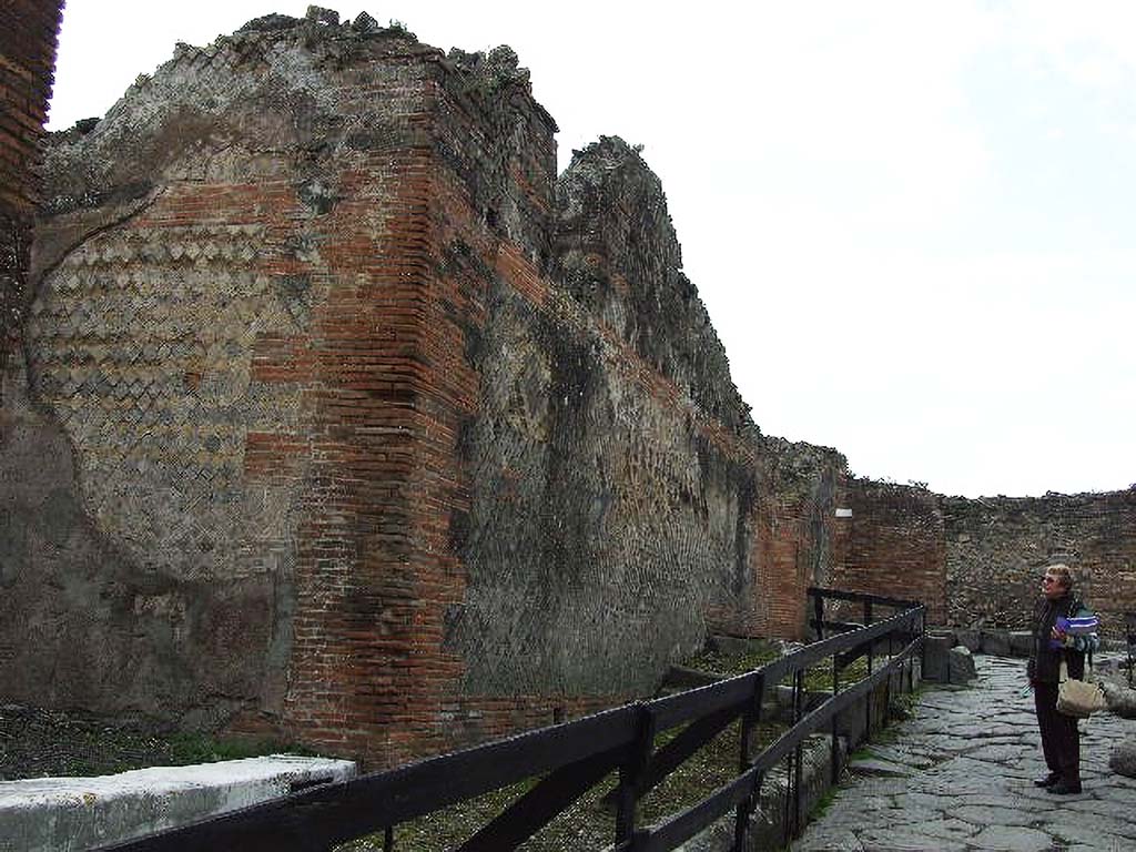 Vicolo della Regina, south side, December 2006. Looking west from VIII.2.30. 