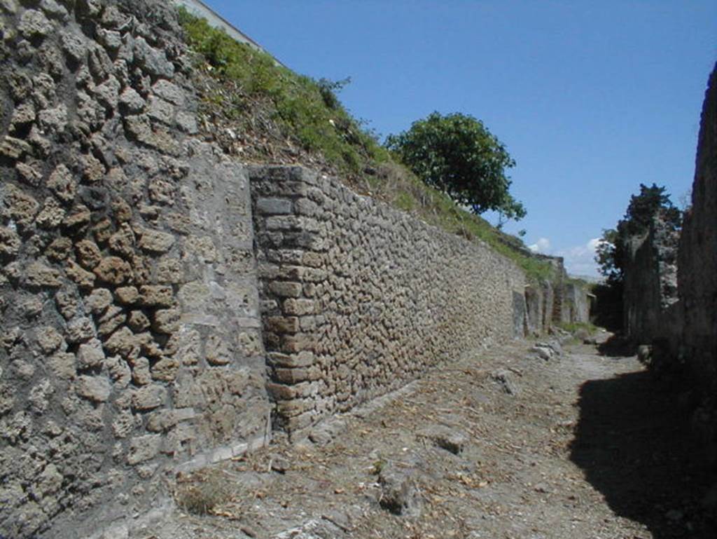 Vicolo delle Nozze d’Argento. Looking east from Via del Vesuvio. May 2005.