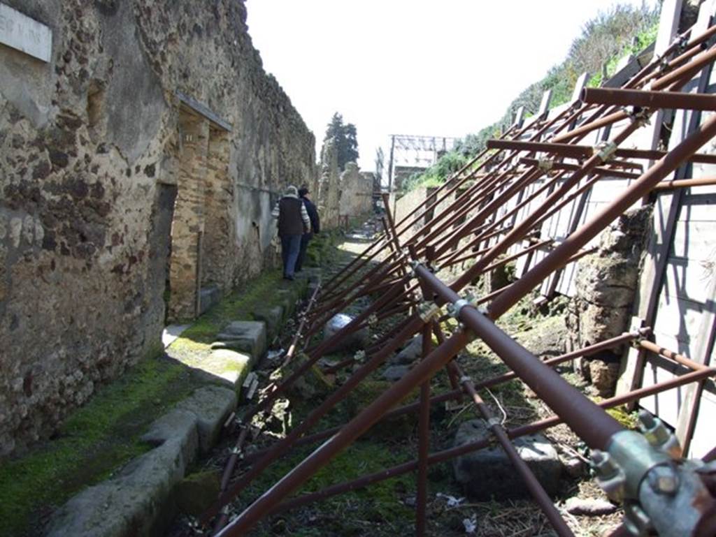 Vicolo delle Nozze d’Argento. Looking west from junction with Vicolo di Cecilio Giocondo.March 2009. 