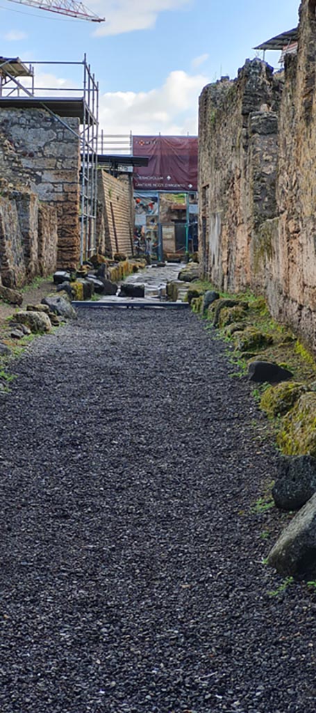 Vicolo delle Nozze d’Argento, Pompeii. April 2022.
Looking east from junction with V.7.1, Casa degli Amorini, on left. 
Photo courtesy of Giuseppe Ciaramella.
