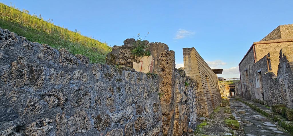 Vicolo delle Nozze d’Argento, north side. December 2023. Looking east. Photo courtesy of Miriam Colomer.