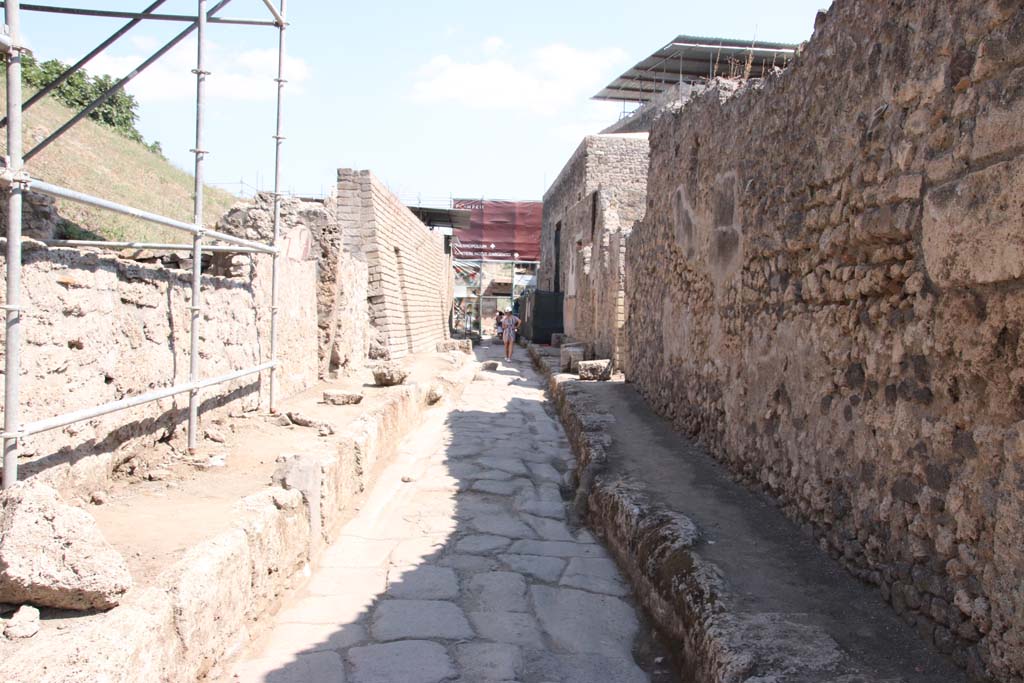 Vicolo delle Nozze d’Argento. September 2021. 
Looking towards east end of vicolo from junction with Vicolo di Cecilio Giocondo. Photo courtesy of Klaus Heese.
