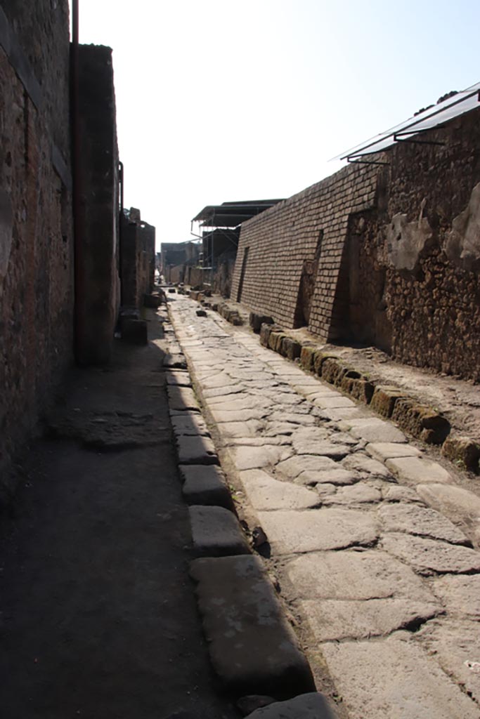 Vicolo delle Nozze d'Argento October 2023. 
Looking west between V.2, on left, and V.7, on right. Photo courtesy of Klaus Heese.
