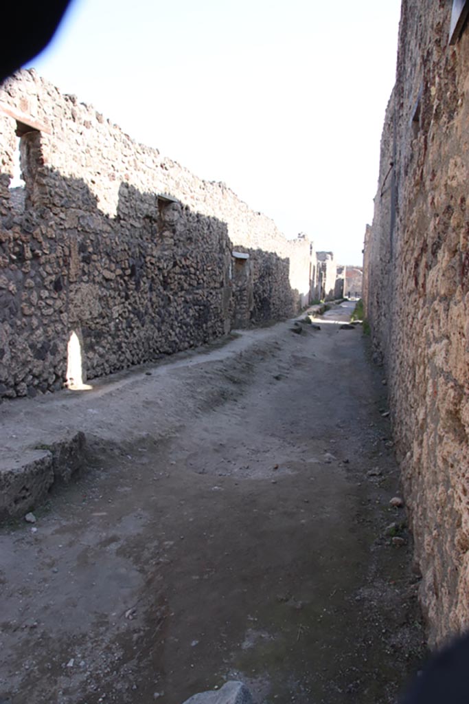 Vicolo di Cecilio Giocondo, Pompeii. October 2023.
Looking south from junction with Via delle Nozze d’Argento. Photo courtesy of Klaus Heese.
