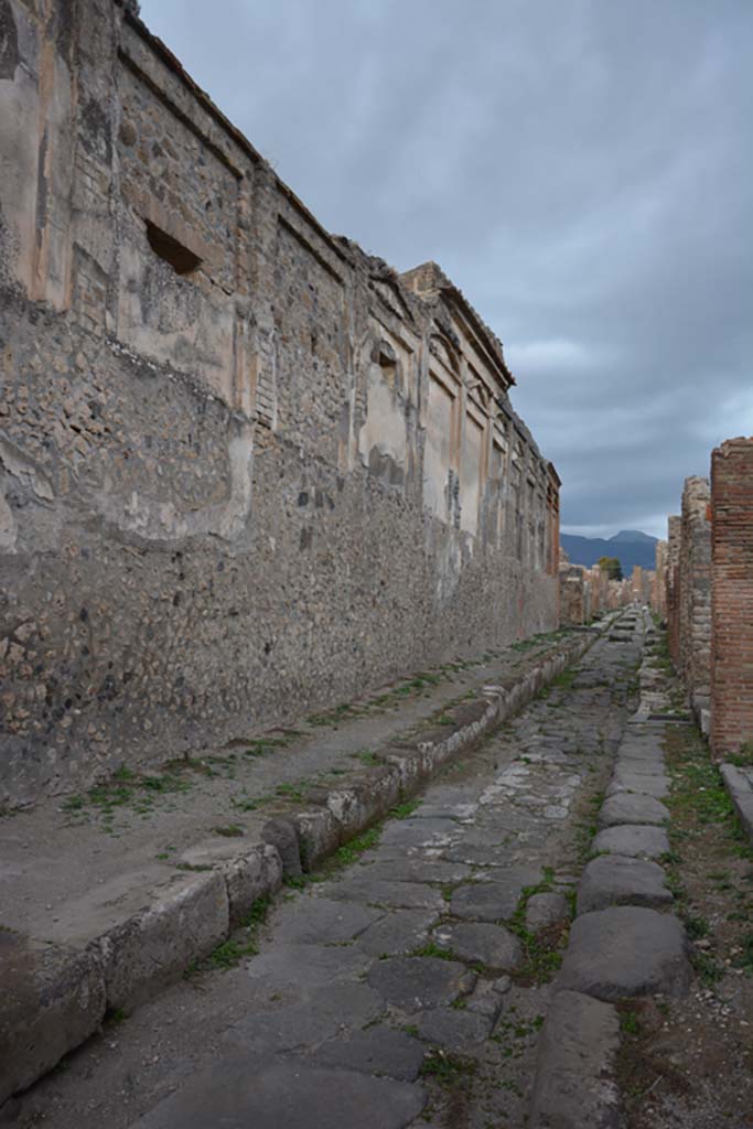 Vicolo di Eumachia, Pompeii. October 2017. 
Looking north along east (rear) side of Eumachia’s Building.
Foto Annette Haug, ERC Grant 681269 DÉCOR.

