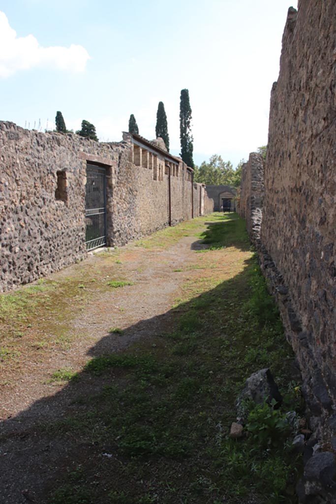 Vicolo di Giulia Felice, October 2022.
Looking south from junction with Via dell’Abbondanza., between II.4 and II.3.
Photo courtesy of Klaus Heese