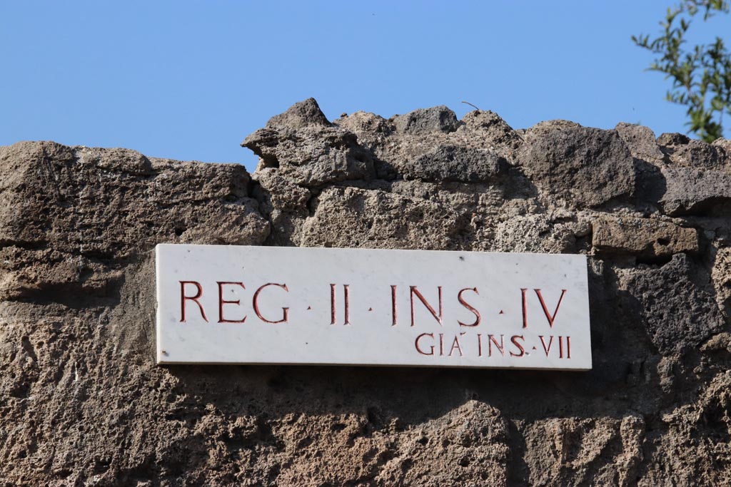 Vicolo di Giulia Felice/Via di Castricio. October 2023.
Insula identification plaque for Insula IV, originally known as II.7. Photo courtesy of Klaus Heese.
