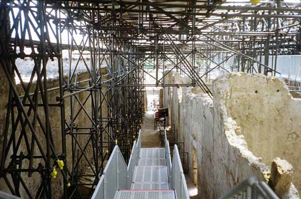 Vicolo di Giulio Polibio, Pompeii, between IX.13 and IX.12. May 2010.
IX.13 on left. Looking south. IX.12 on right. Photo courtesy of Rick Bauer.
