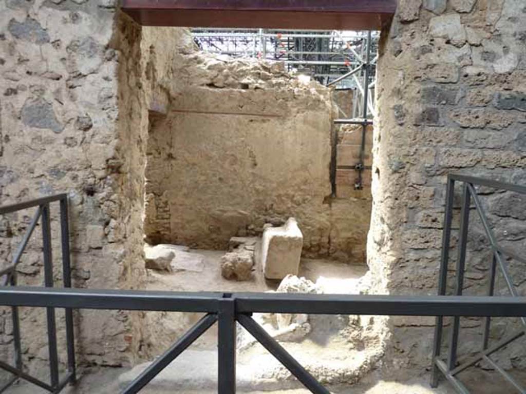 Vicolo di Giulio Polibio, Pompeii. May 2010. Entrance to stables at IX.12.7.