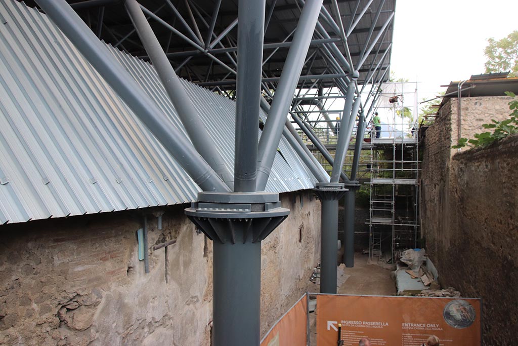 Vicolo di Giulio Polibio, Pompeii. October 2024.
Looking north between IX.12 and IX.13, with newly excavated house behind IX.13.1-3, on right. Photo courtesy of Klaus Heese.
