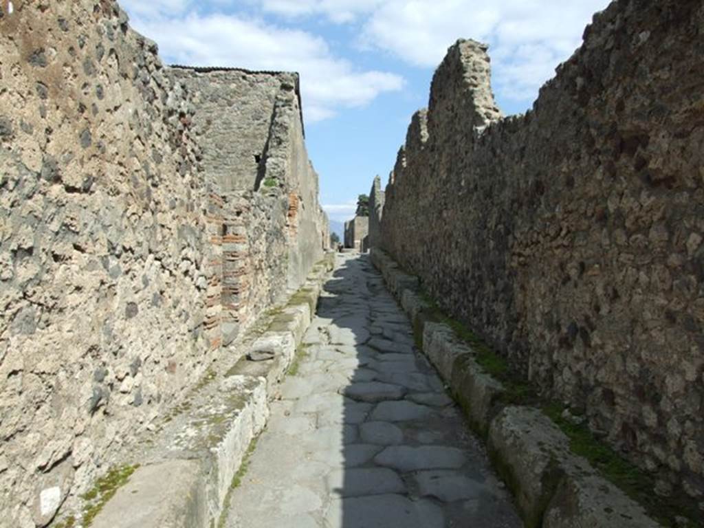 Vicolo di Mercurio. March 2009. Looking east from VI.2.32. 