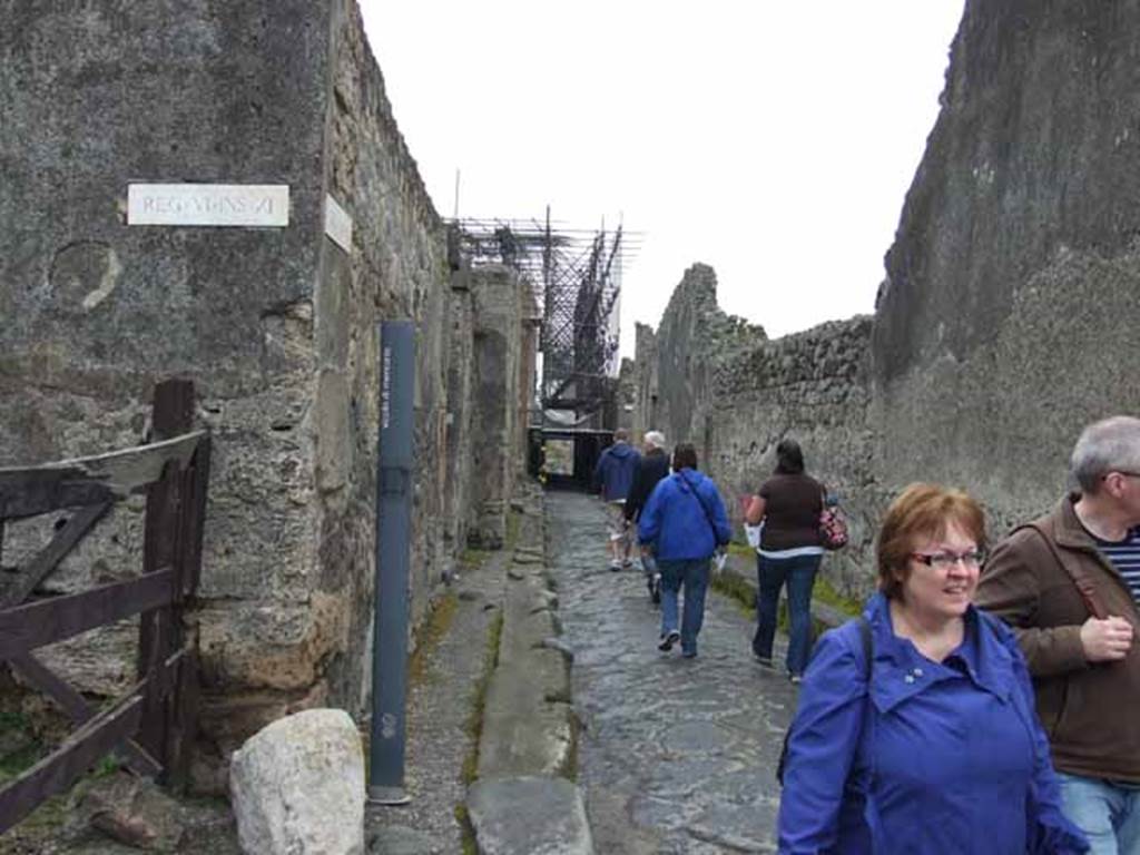 Vicolo di Mercurio, May 2010. Looking east between VI.11 and VI.12 from junction with Vicolo del Fauno.