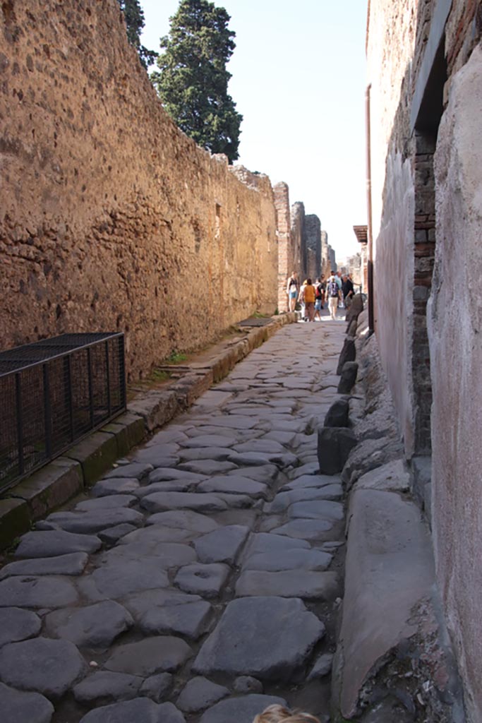 Vicolo di Mercurio, Pompeii. October 2023. 
Looking west on Vicolo di Mercurio between VI.13, on left, and VI.15, on right. Photo courtesy of Klaus Heese.


