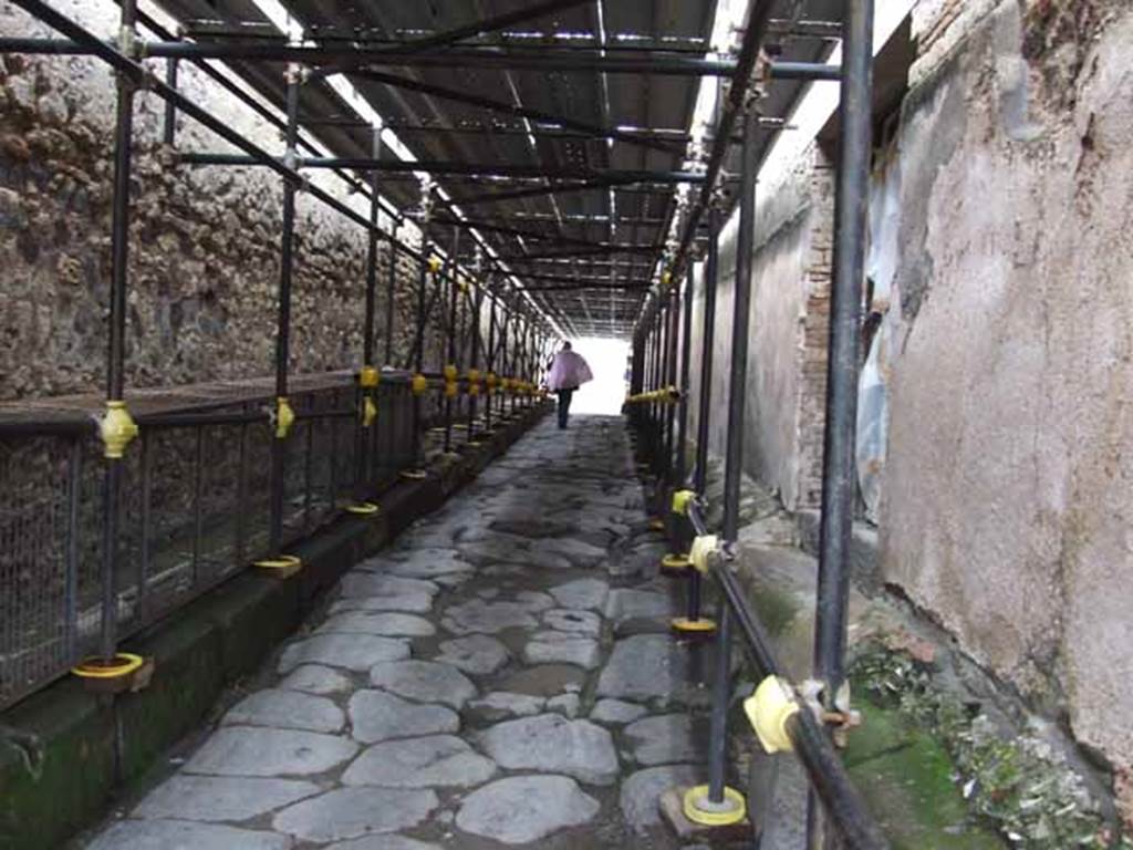 Vicolo di Mercurio, May 2010. Looking west between VI.13 and VI.15.