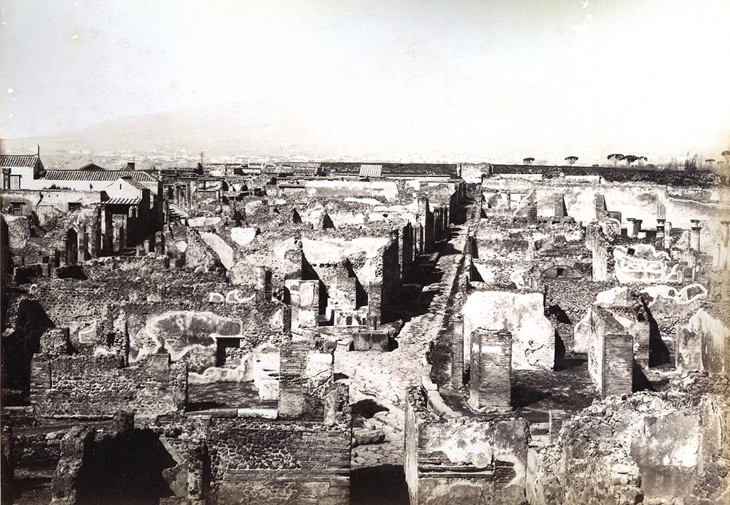 Vicolo di Modesto, Pompeii. Undated cabinet card by Sommer numbered 1259.
Looking north from above VII.6.7 (doorway, lower centre) towards fountain at junction of Via Consolare with Vicolo di Modesto.
Photo courtesy of Espen B. Andersson.