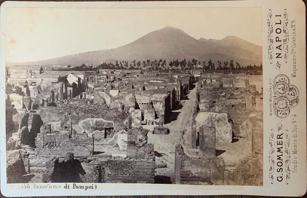 Vicolo di Modesto. c.1872. Looking north from above VII.6.7 (doorway, centre right) towards fountain at junction of Via Consolare with Vicolo di Modesto.
Sommer cabinet card 5348 panorama di Pompei. Photo courtesy of Rick Bauer.