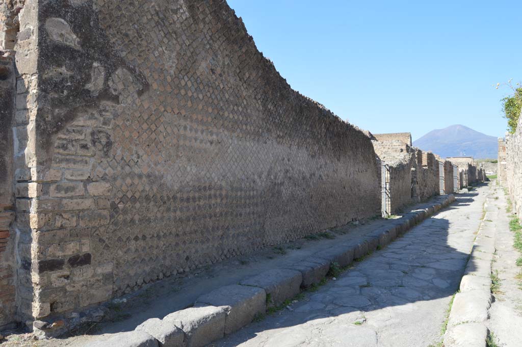 Vicolo di Modesto, west side, Pompeii. October 2017. Looking north along wall between VI.3.24, on left, and VI.3.25, centre right.
Foto Taylor Lauritsen, ERC Grant 681269 DÉCOR.