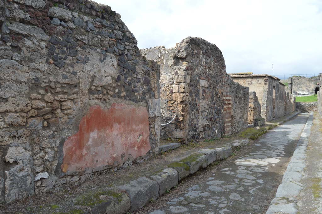 Vicolo di Modesto, west side, Pompeii. March 2018. Looking north-west towards doorway to VI.2.25, in centre.
Foto Taylor Lauritsen, ERC Grant 681269 DÉCOR.