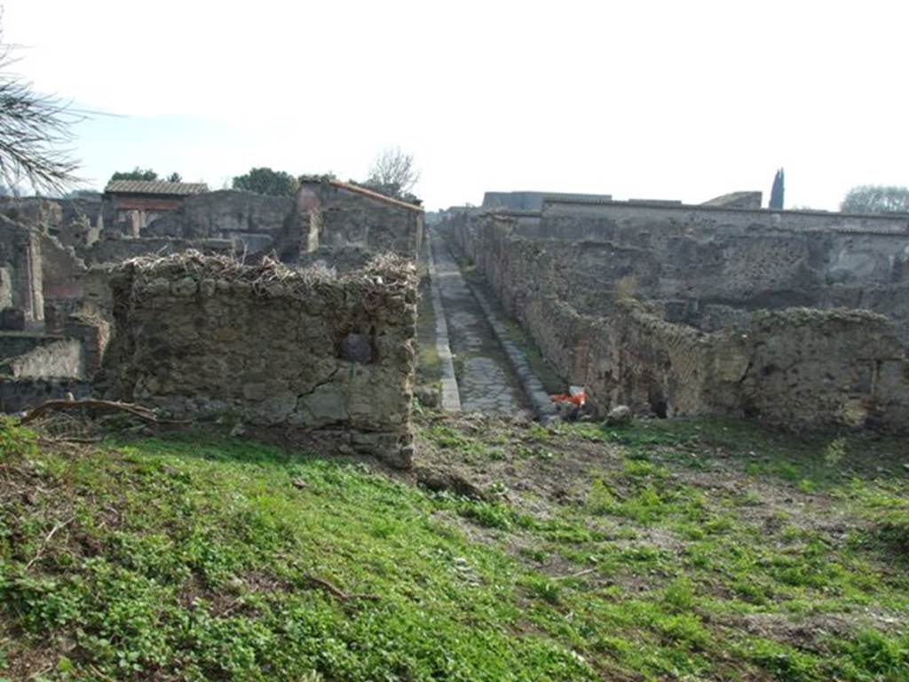 Vicolo di Modesto between VI.5 and VI.2. Looking south from Tower XII. December 2007.