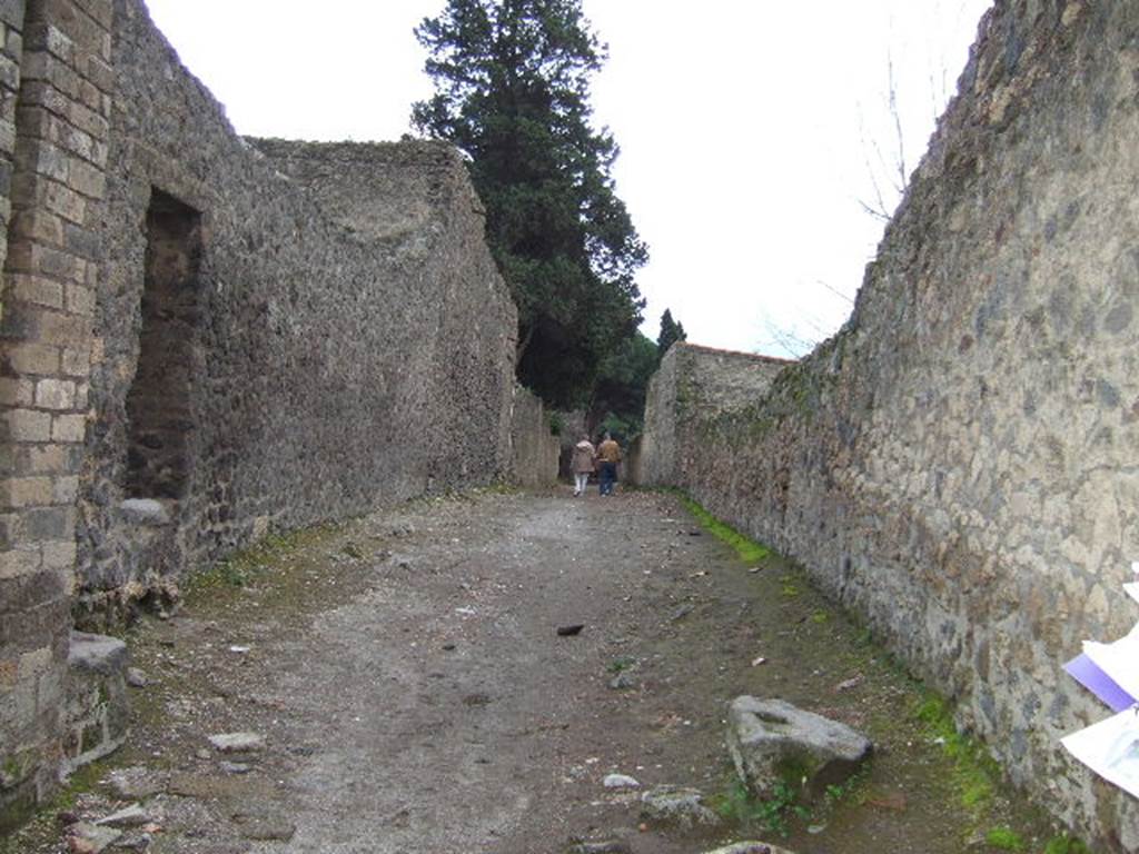 Vicolo di Octavius Quartio between II.2 and II.1. Looking south, December 2005.