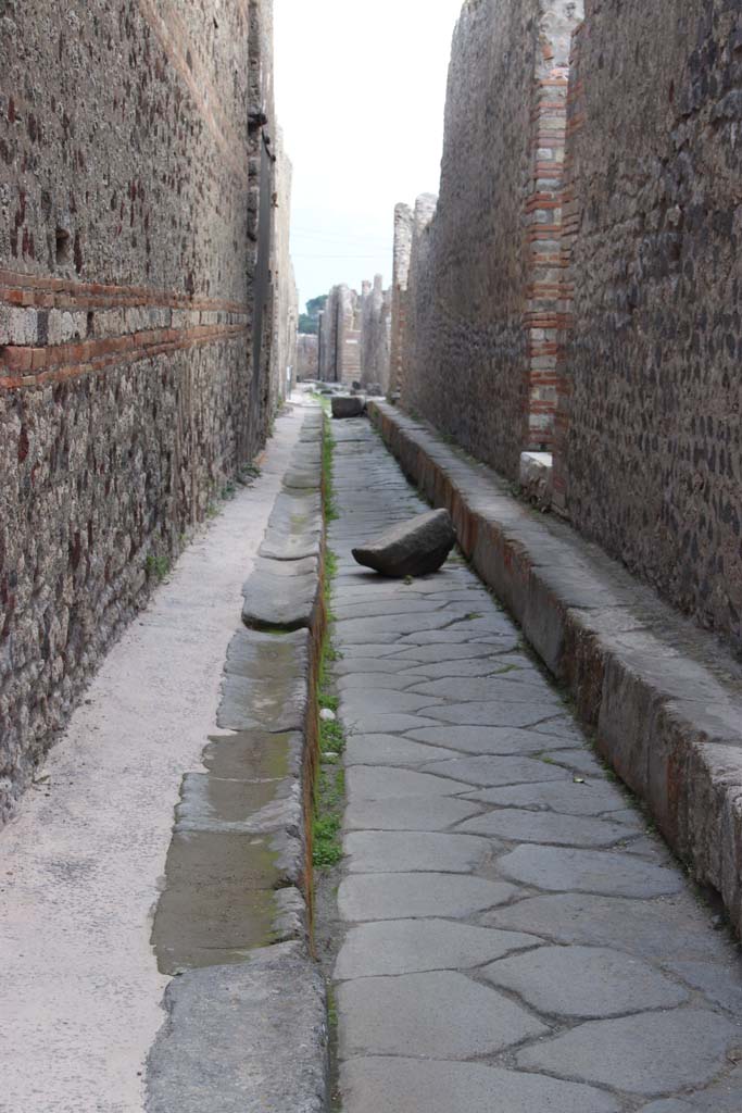 Vicolo di Tesmo, between IX.5 and IX.4. Pompeii. September 2017. Looking south.
Photo courtesy of Klaus Heese.
