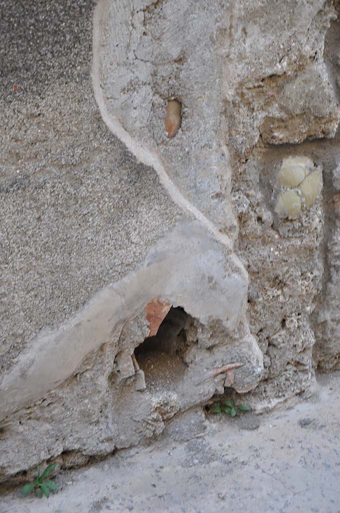 Vicolo di Tesmo, east side, Pompeii. July 2017. 
Detail from lower wall of IX.5.2/22 on north side of entrance doorway of IX.5.22.
Foto Annette Haug, ERC Grant 681269 DÉCOR
