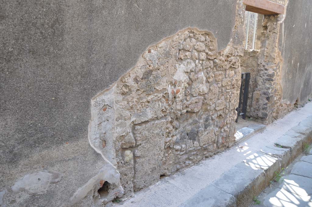 Vicolo di Tesmo, east side, Pompeii. July 2017. Looking south towards doorway of IX.5.22.
Foto Annette Haug, ERC Grant 681269 DÉCOR

