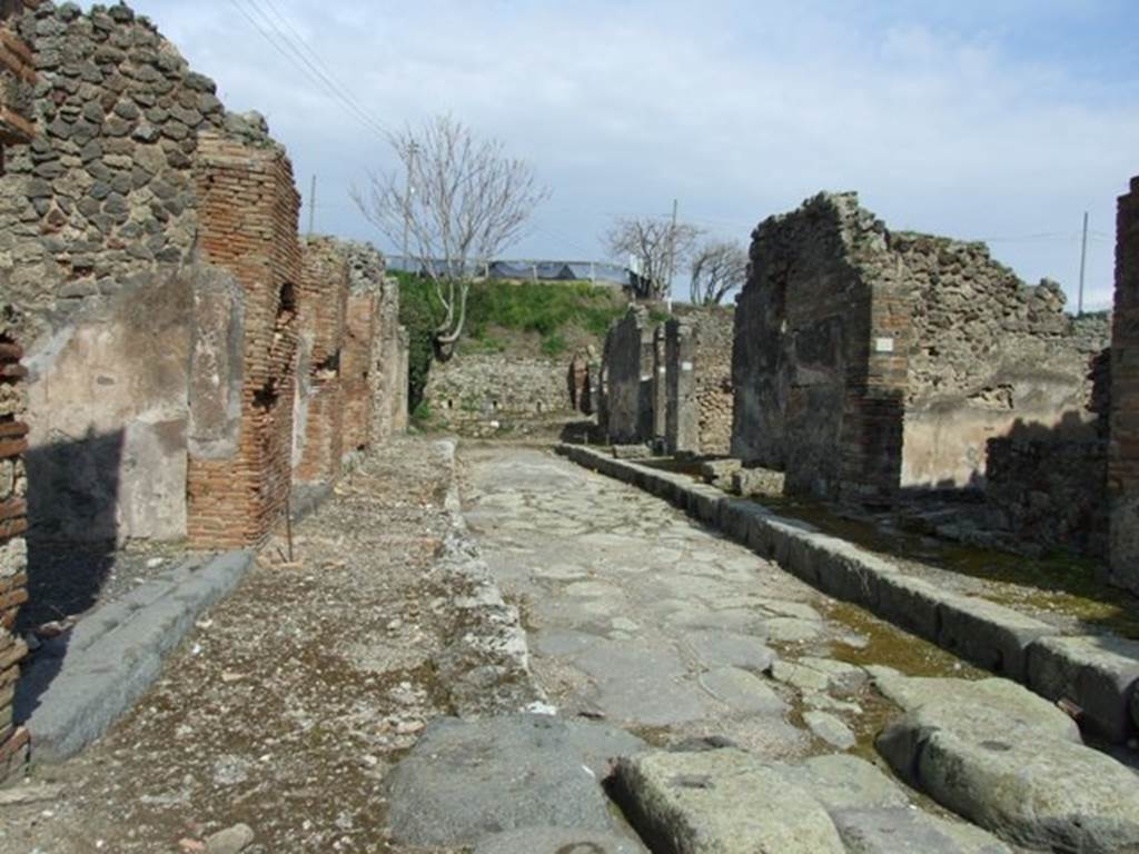 Unnamed vicolo between IX.6 and IX.7. Looking east from the junction with Vicolo di Tesmo. March 2009.
