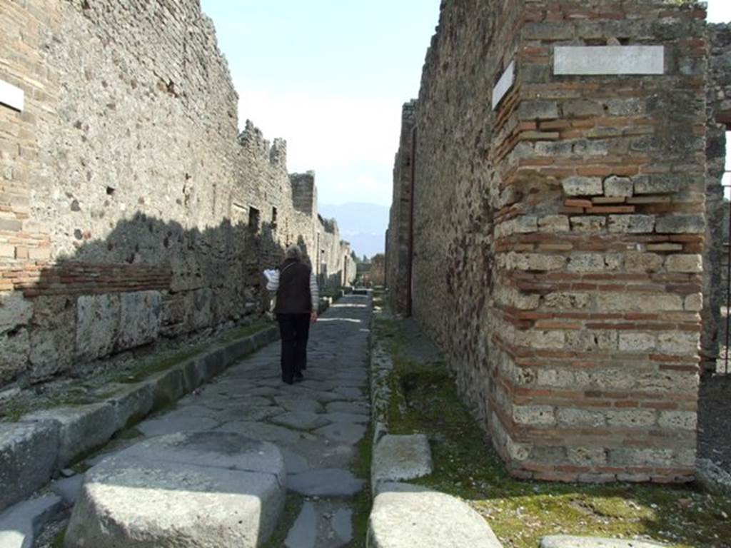 Vicolo di Tesmo between IX.7 and IX.2. Looking south from junction with unnamed vicolo. March 2009.