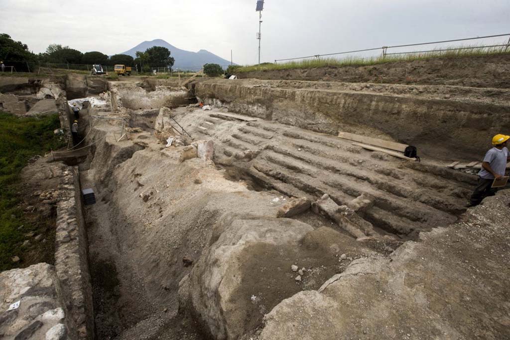 Vicolo dei Balconi, under excavation June 2018.
This previously unnamed vicolo became known as Vicolo dei Balconi because, during the excavations, a number of houses with intact balconies were found at the north end on the east side of the vicolo, in V.3.
Vicolo dei Balconi, in fase di scavo giugno 2018.
Questo vicolo precedentemente senza nome divenne noto come Vicolo dei Balconi perché, durante gli scavi, un certo numero di case con balconi intatti sono stati trovati all'estremità nord sul lato est del vicolo, in V.3.
Photograph © Parco Archeologico di Pompei.