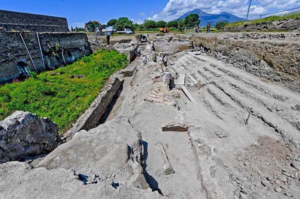 Vicolo dei Balconi, under excavation, June 2018.
On the left is the garden of V.2.i, on the right is V.3. The vicolo is in the centre with the balcony houses at the far end.
Vicolo dei Balconi, in fase di scavo, giugno 2018.
Sulla sinistra è il giardino di V.2.i, a destra è V.3. Il vicolo è al centro con le case sul balcone all'estremità.
Photograph © Parco Archeologico di Pompei.