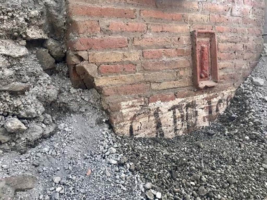 Vicolo dei Balconi, under excavation, June 2018. Wall with terracotta phallus plaque.
Vicolo dei Balconi, in fase di scavo, giugno 2018. Parete con placca fallo di terracotta.
Photograph © Parco Archeologico di Pompei.