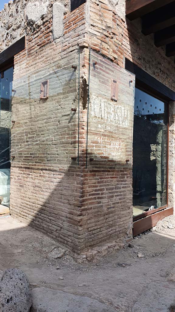 V.3, Pompeii. August 2021.
Pilaster with two terracotta phalli between both doorways to thermopolium at crossroads.
Foto Annette Haug, ERC Grant 681269 DÉCOR.