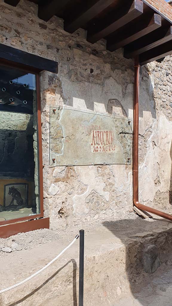V.3, Pompeii. August 2021.
South side of entrance doorway B1 on Vicolo dei Balconi with painted graffiti.
Foto Annette Haug, ERC Grant 681269 DÉCOR.