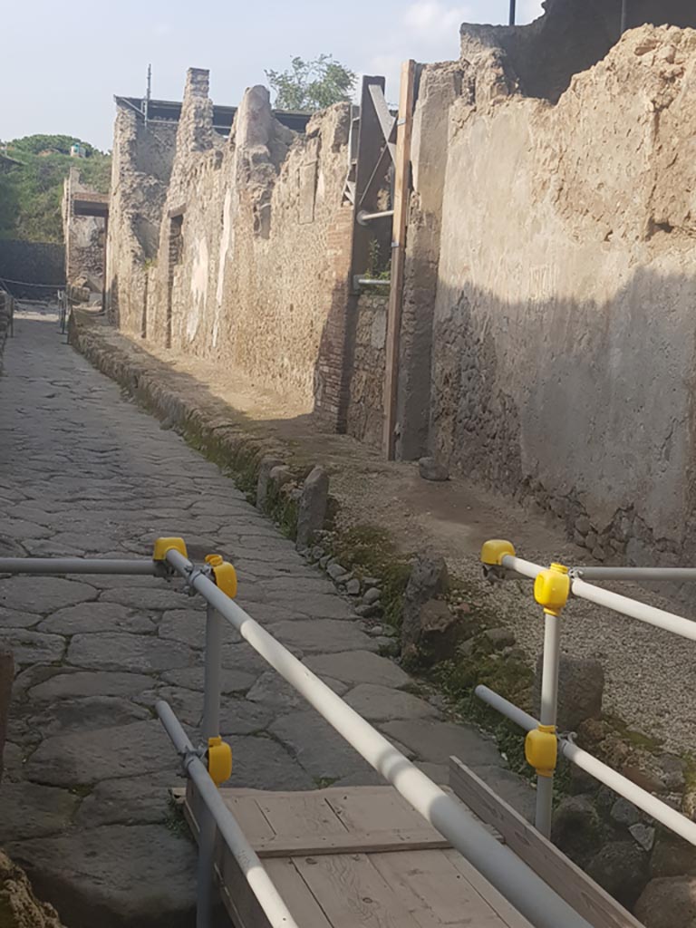 Vicolo dei Balconi, Pompeii. October 2022.
Looking north along east side of roadway. Photo courtesy of Klaus Heese.
The house entrances (now blocked) we number as B5, B4 and B3. The balcony of B1 is at the junction but B2 is not visible in this photo.