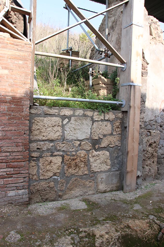 Vicolo dei Balconi, Pompeii. October 2022.
Entrance doorway to house, we number as B5. Photo courtesy of Klaus Heese.