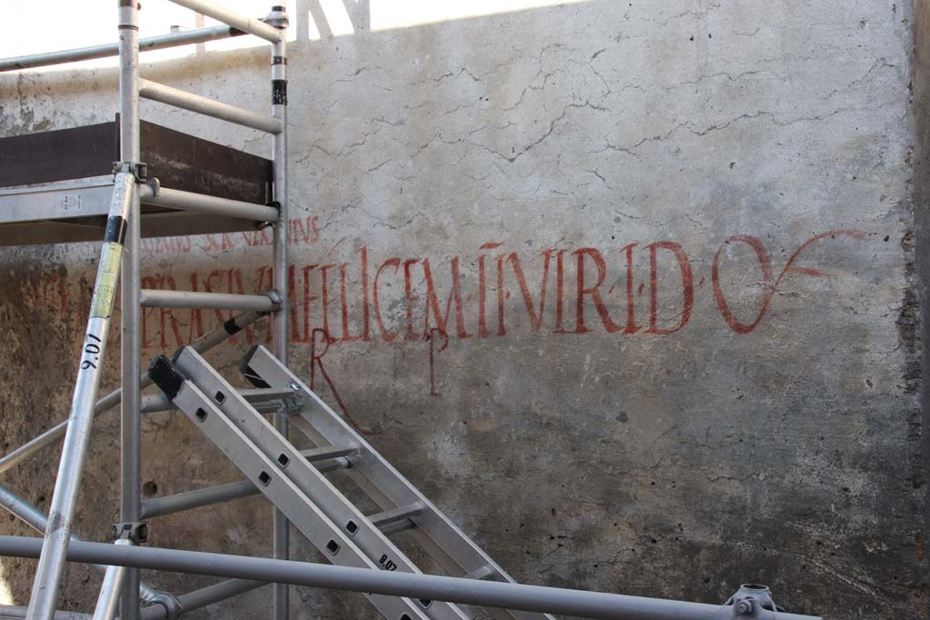 Vicolo dei Balconi, Pompeii. September 2021.
Inscription painted in red, found on east side of roadway. Photo courtesy of Klaus Heese.