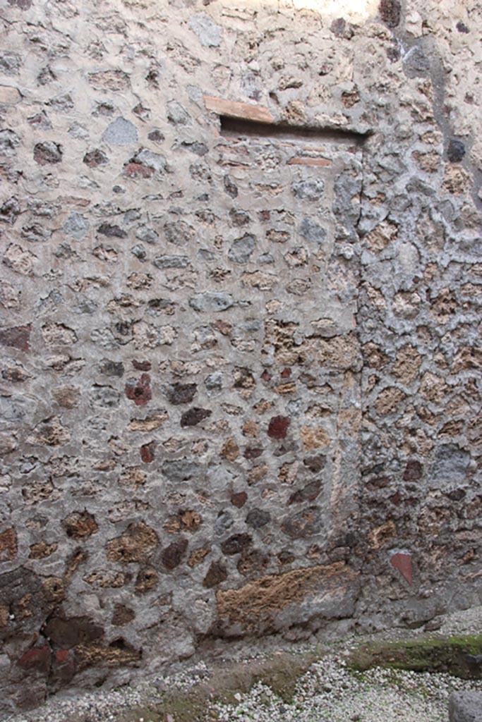 Vicolo dei Balconi, Pompeii. October 2022.
Blocked entrance to house, we shall number as B7. Photo courtesy of Klaus Heese.