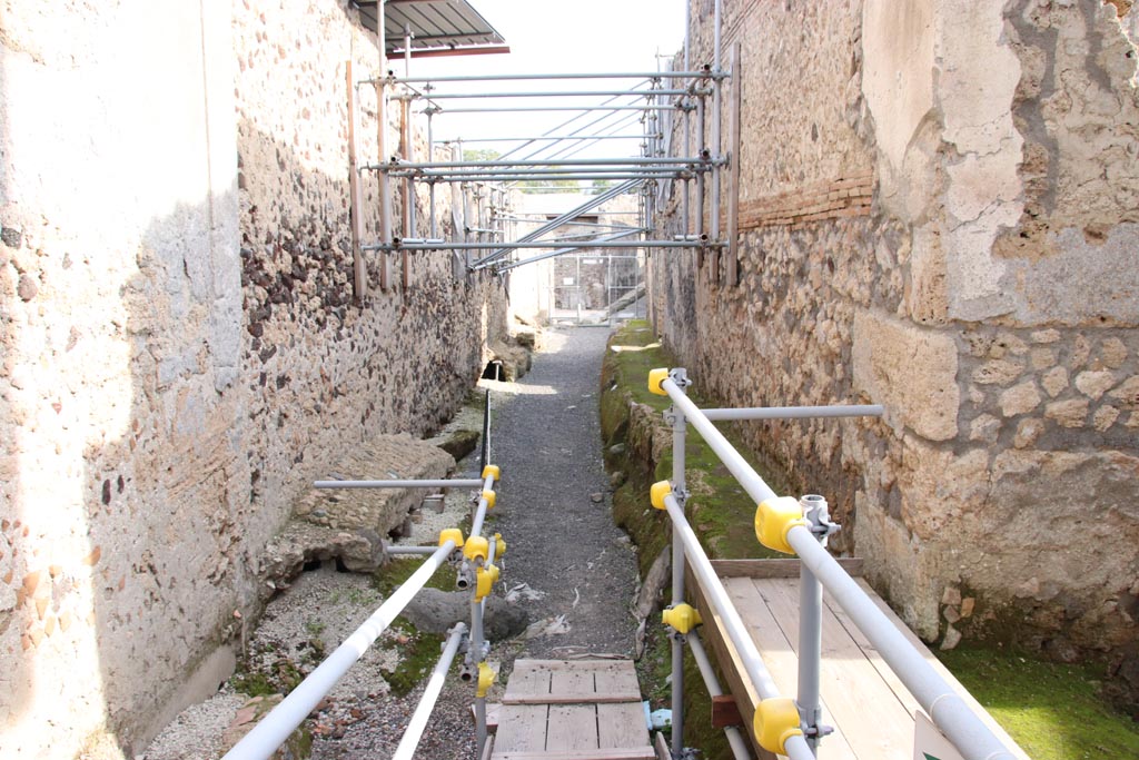 Vicolo dei Balconi, Pompeii. October 2022.
Looking south from Casa del Giardino, along east side of roadway. Photo courtesy of Klaus Heese.