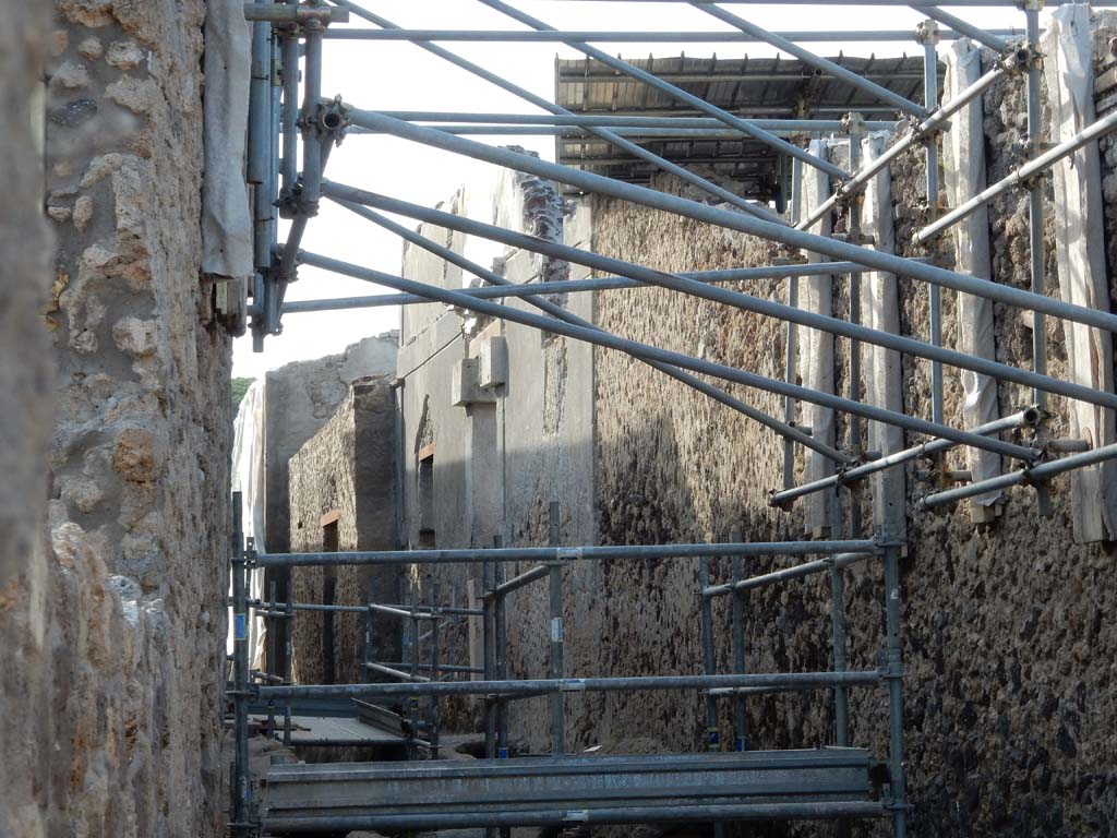 Vicolo dei Balconi, (previously known as an unnamed vicolo) between V.2 and V.3. June 2019.
Looking north from Via di Nola towards houses on east side of vicolo (the west side of V.3).
Vicolo dei Balconi, (precedentemente noto come un vicolo senza nome) tra V.2 e V.3. giugno 2019.
Guardando a nord da Via di Nola verso case sul lato est del vicolo (il lato ovest del V.3).
Photo courtesy of Buzz Ferebee.